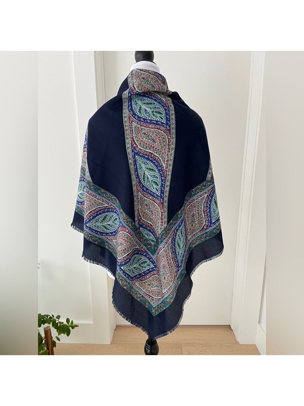 FRANCO LAURENTI Lightweight Oversized Square Scarf Shawl Paisley Leaf Classic